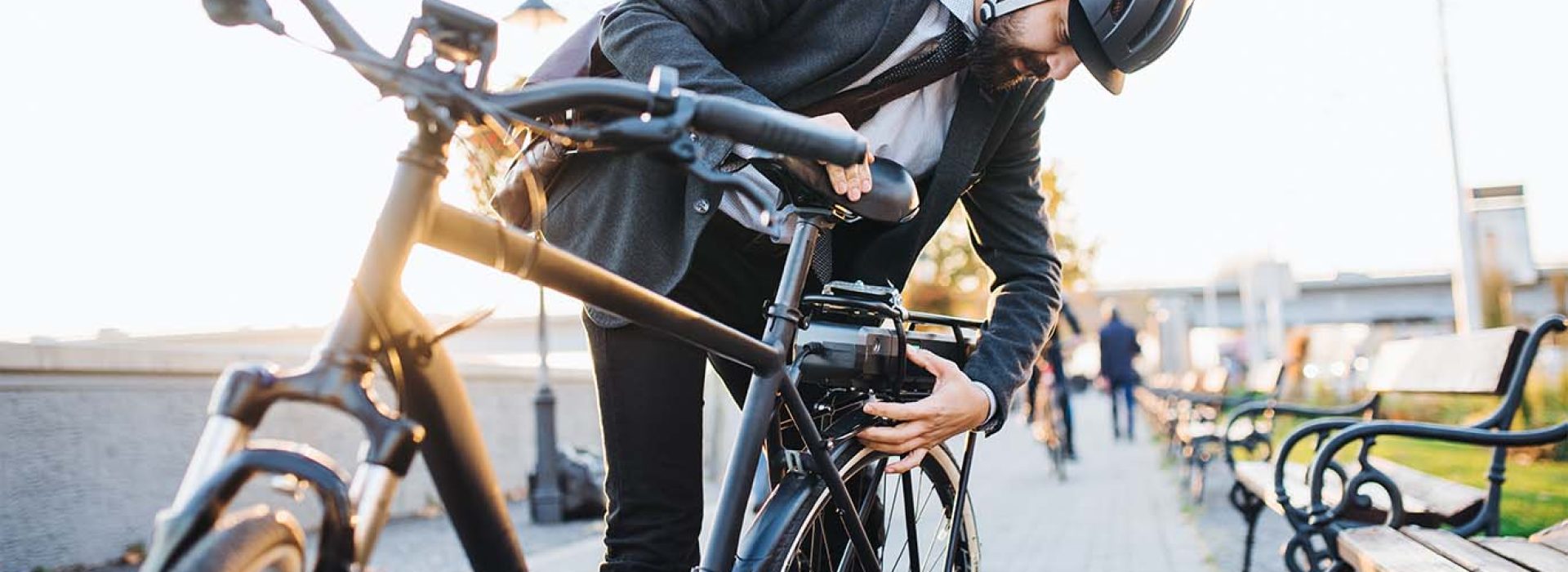 hipster-businessman-commuter-setting-up-electric-W82635J-copy hipster-businessman-commuter-setting-up-electric-W82635J-copy
